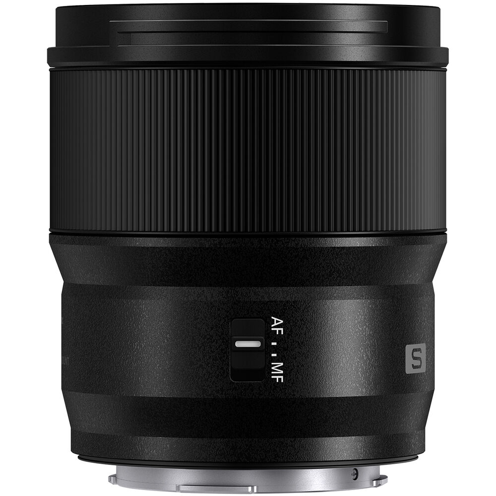 Vista lateral da Panasonic S 18mm com seletor AF/MF