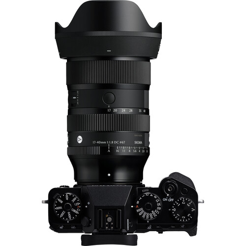 Sigma 17–40mm instalada em uma câmera Fujifilm X