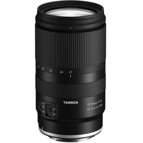 Tamron 17–70mm f/2.8 Canon RF, com chaves AF/MF e VC